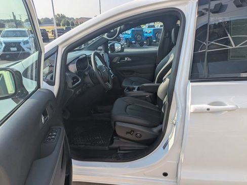 New 2025 Chrysler Pacifica Select w/ Fav Edition Package image 12