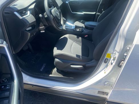Used 2019 Toyota RAV4 LE w/ Carpet Mat Package FWD image 4