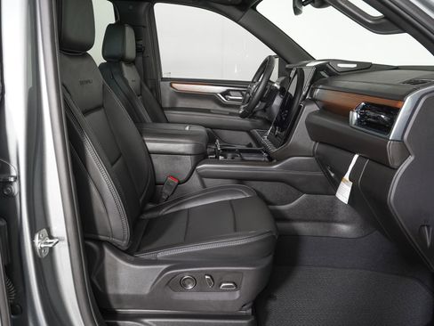 Used 2026 GMC Yukon Denali w/ Sun & Power Step Package AWD/4WD image 9