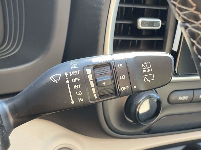 Certified 2025 Hyundai Venue SEL FWD image 23