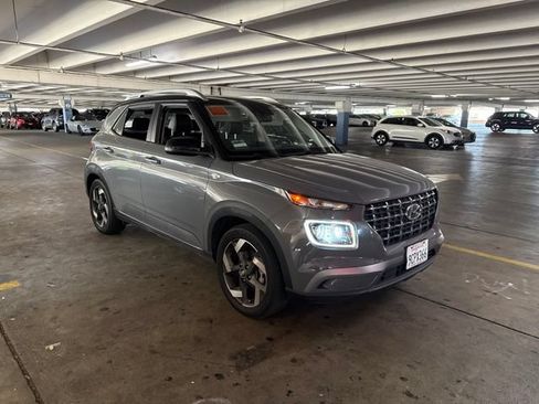 Used 2022 Hyundai Venue Limited w/ Cargo Package FWD image 2