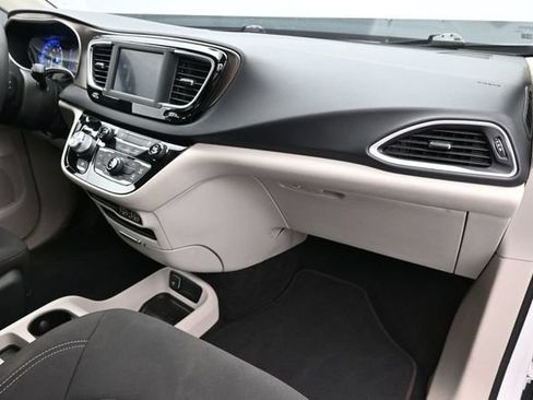 Used 2022 Chrysler Voyager LX FWD image 31