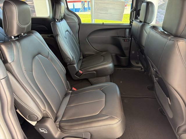 New 2027 Chrysler Pacifica Select FWD image 10