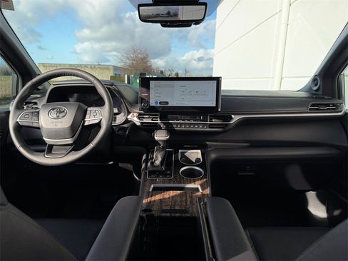 Certified 2025 Toyota Sienna Limited image 12