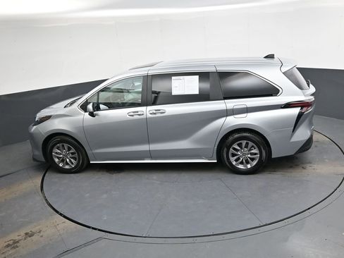 Used 2025 Toyota Sienna XLE image 33