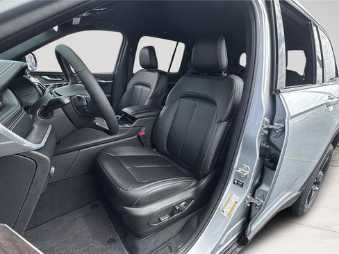 New 2025 Jeep Grand Cherokee Limited w/ Luxury Tech Group II AWD/4WD image 18