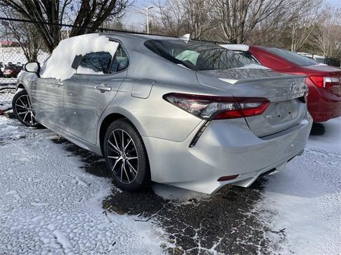 Used 2022 Toyota Camry SE image 3