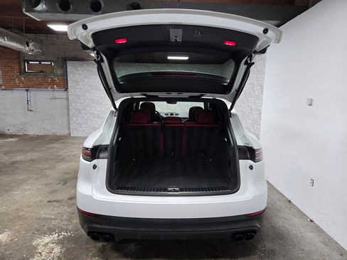 Used 2022 Porsche Cayenne Platinum Edition image 39