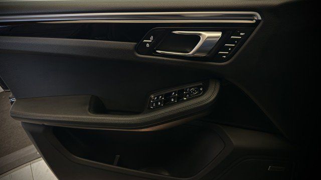Used 2023 Porsche Macan S AWD/4WD image 23