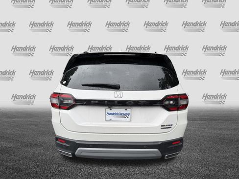 Used 2023 Honda Pilot Touring image 8