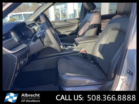 New 2025 Jeep Grand Cherokee Altitude image 10