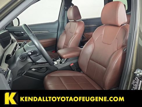 Used 2024 Kia Telluride EX w/ EX Captain's Chair Package AWD/4WD image 17