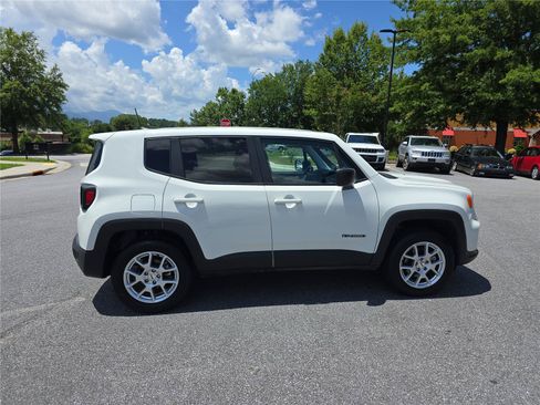 Used 2023 Jeep Renegade Latitude AWD/4WD image 2