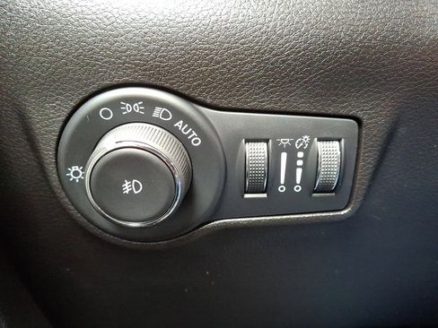 Used 2025 Jeep Compass Limited image 25