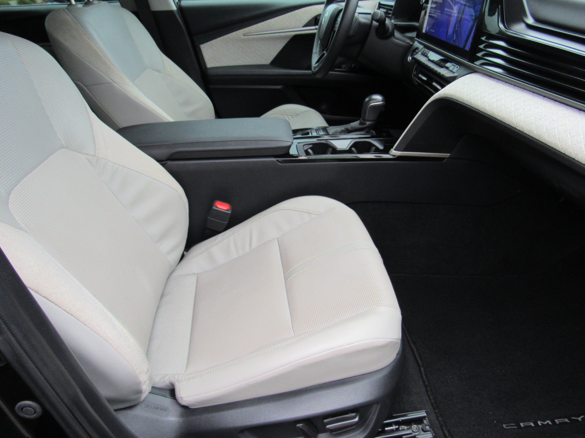 Used 2025 Toyota Camry XLE FWD image 28
