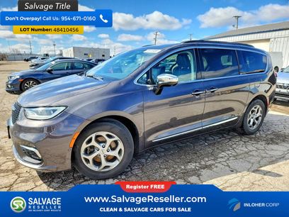 Used 2023 Chrysler Pacifica Limited w/ Uconnect Theater Family Group