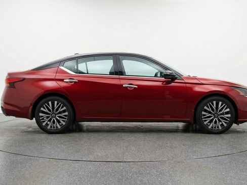 Used 2025 Nissan Altima 2.5 SV image 11