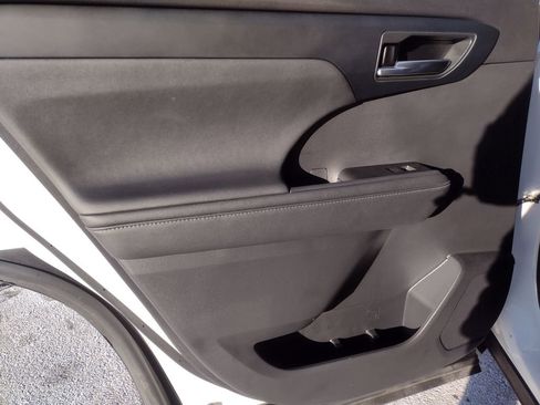 Used 2023 Toyota Highlander XLE image 16