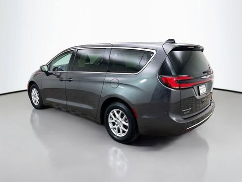 Used 2023 Chrysler Pacifica Touring-L image 5