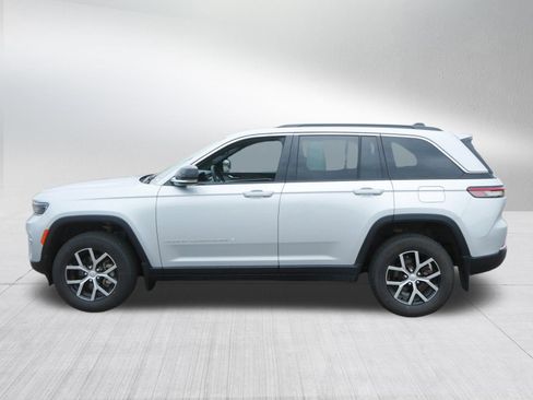 Used 2024 Jeep Grand Cherokee Limited w/ Trailer Tow Package AWD/4WD image 4