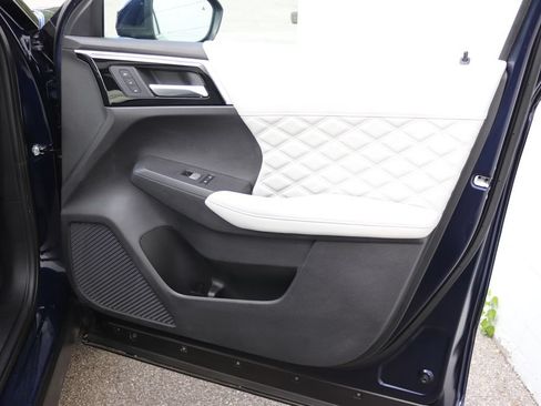 Used 2025 Mitsubishi Outlander 4WD Plug-In Hybrid image 32