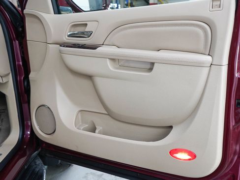 Used 2011 Cadillac Escalade Luxury AWD/4WD image 9