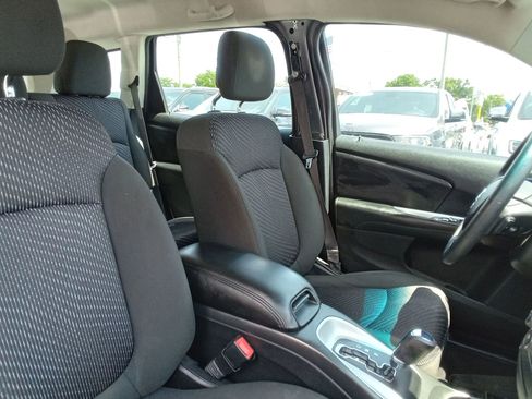 Used 2019 Dodge Journey SE w/ Comfort & Convenience Group FWD image 17