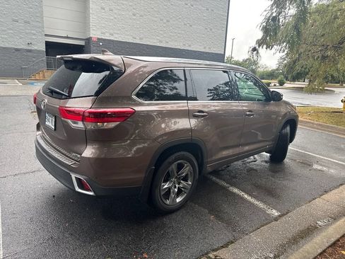 Used 2019 Toyota Highlander Limited Platinum FWD image 3