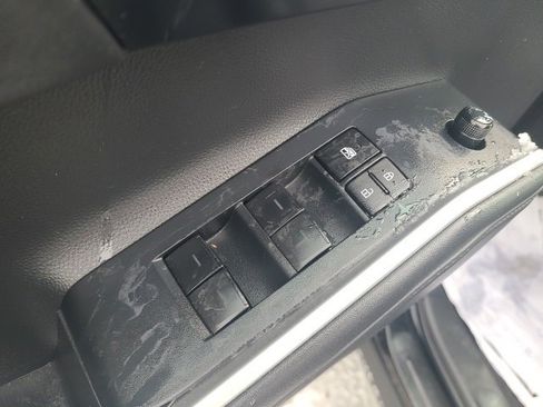 Used 2023 Toyota Highlander XLE image 19