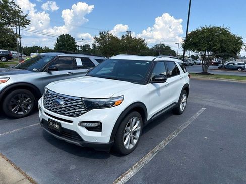 Used 2022 Ford Explorer Platinum w/ Equipment Group 601A AWD/4WD image 2