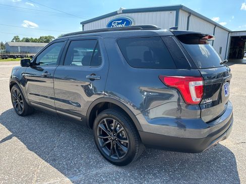 Used 2017 Ford Explorer XLT w/ Equipment Group 202A AWD/4WD image 4