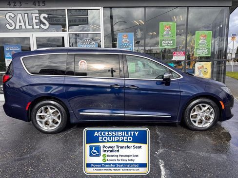 Used 2017 Chrysler Pacifica Limited image 4