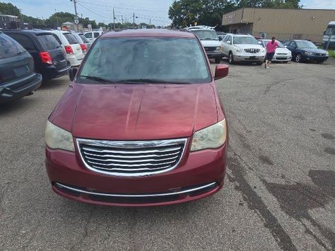 Used 2014 Chrysler Town & Country Touring w/ Driver Convenience Group FWD image 2