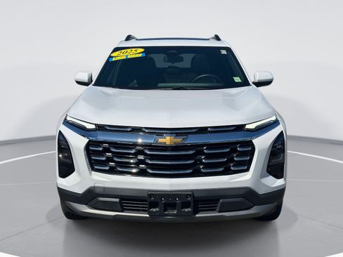 Used 2025 Chevrolet Equinox LT w/ Convenience Package II image 2