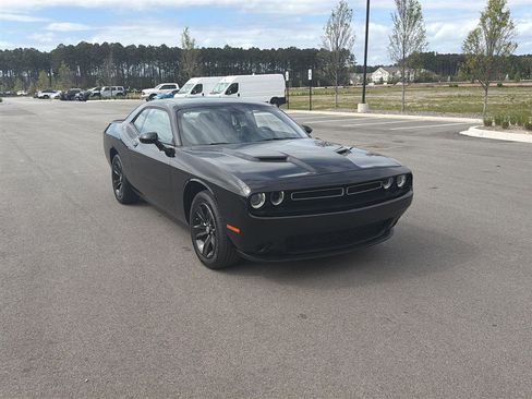Used 2023 Dodge Challenger SXT image 5