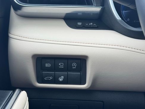 Used 2024 Toyota Highlander Limited image 32