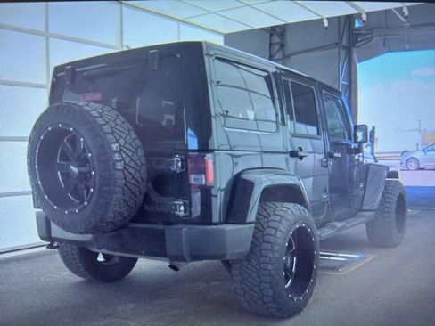 Used 2018 Jeep Wrangler Unlimited Sahara w/ Connectivity Group AWD/4WD image 2