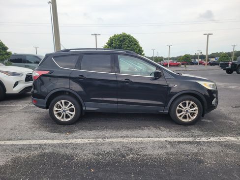 Used 2017 Ford Escape SE w/ Equipment Group 201A AWD/4WD image 8