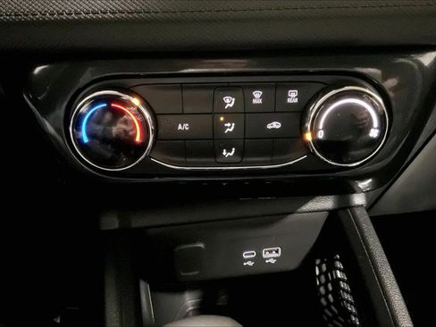 Used 2025 Chevrolet TrailBlazer LT AWD/4WD image 32