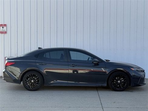 Used 2025 Toyota Camry SE image 3