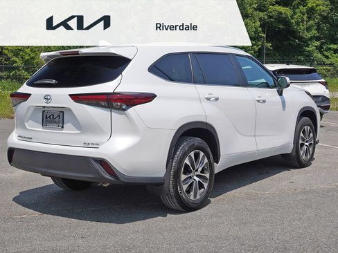 Used 2023 Toyota Highlander XLE AWD/4WD image 11