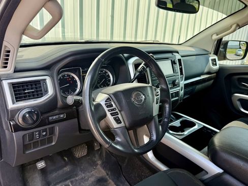 Used 2018 Nissan Titan SV w/ SV Convenience Package AWD/4WD image 10