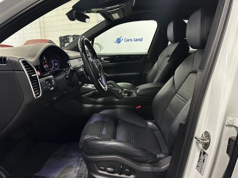 Used 2022 Porsche Cayenne w/ Premium Package AWD/4WD image 10