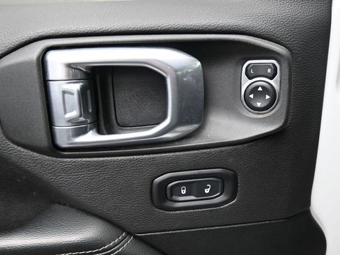 Used 2021 Jeep Wrangler Unlimited Sahara AWD/4WD image 11