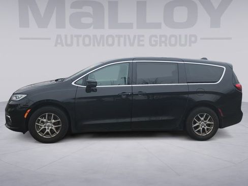 Used 2024 Chrysler Pacifica Touring-L image 2