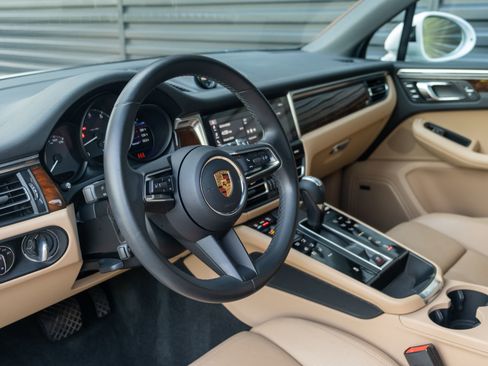 Certified 2022 Porsche Macan AWD/4WD image 4