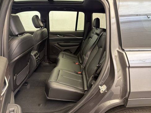 New 2025 Jeep Grand Cherokee Limited w/ Black Appearance Package image 18