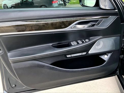 Used 2017 BMW 750i image 19