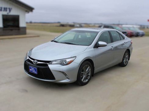Used 2017 Toyota Camry SE w/ Moonroof Package image 1