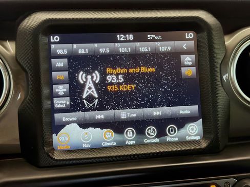 Used 2023 Jeep Wrangler Unlimited Sahara w/ Cold Weather Group AWD/4WD image 9